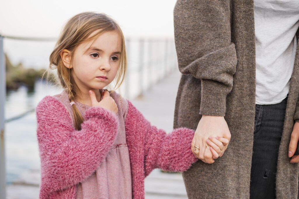 lief-meisje-houdt-hand-vast-bang-voor-afwijzing